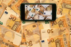 50 Euro-Banknoten auf dem Hintergrund eines Smartphone-Bildschirm
