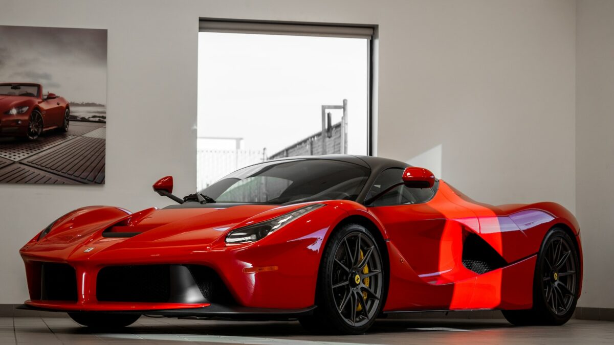 Ferrari setzt trotz Forderungen auf Verbrennungsmotoren und widersteht Elektromobilität