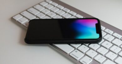 Android smartphone on Apple magic keyboard