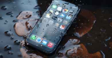 Ein nasses iPhone 15 in einer Pfütze im Regen