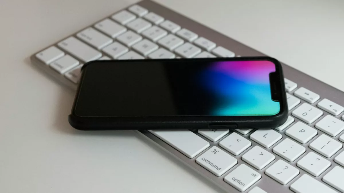 Android smartphone on Apple magic keyboard