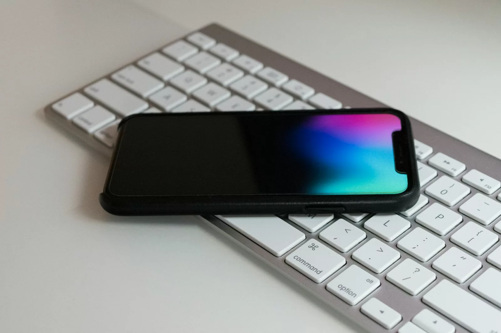 Android smartphone on Apple magic keyboard